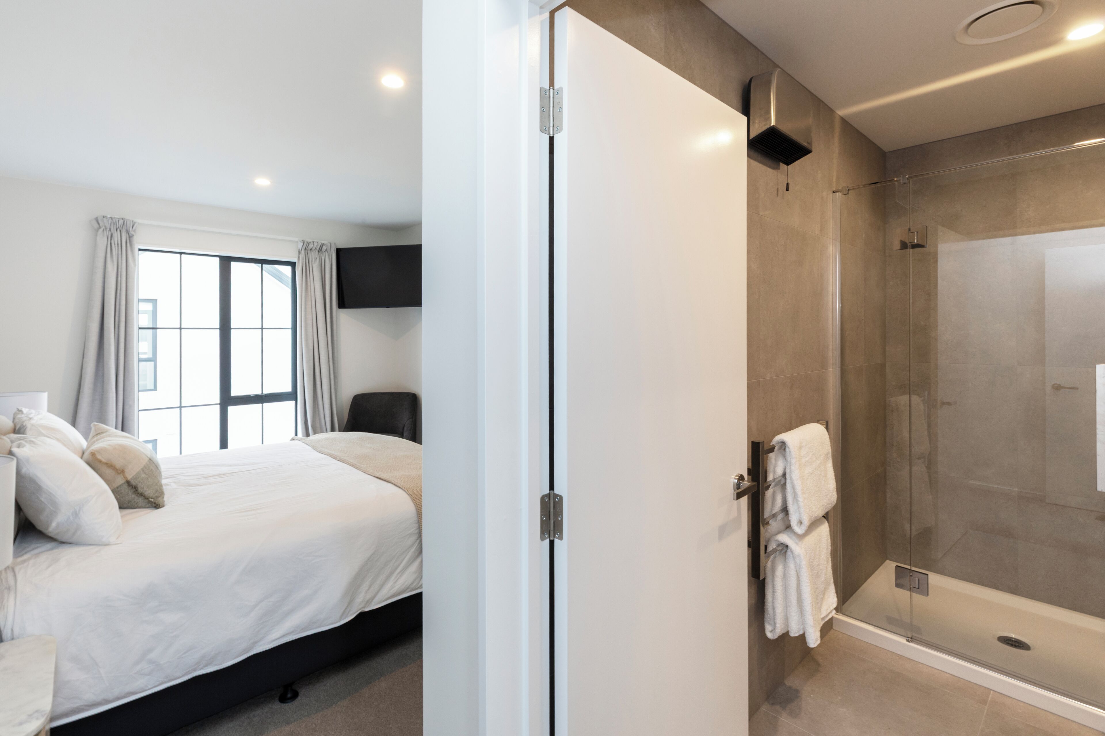 2 habitaciones, tabla de planchar con plancha, wifi y ropa de cama 