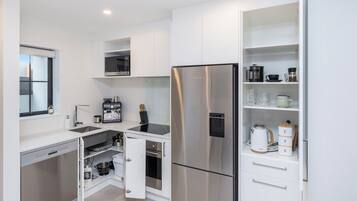 Microondas, horno, placa de cocina, lavavajillas