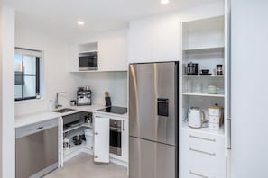 Microondas, horno, placa de cocina, lavavajillas