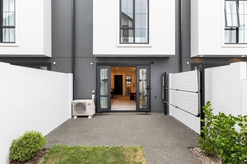 Central Christchurch Townhouse - 2 Bed, 2 Bath - Includes Car Park 