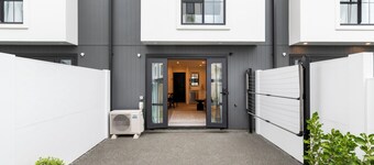 Central Christchurch Townhouse - 2 Bed, 2 Bath - Includes Car Park 