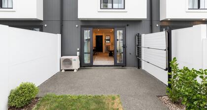 Central Christchurch Townhouse - 2 Bed, 2 Bath - Includes Car Park