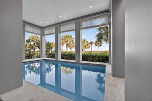Utomhuspool och uppvärmd pool