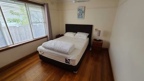 3 bedrooms, iron/ironing board, WiFi -
Pet Friendly Beach House – 100m to Rosebud Beach (Rosebud)