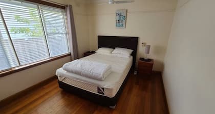 Pet Friendly Beach House – 100m to Rosebud Beach