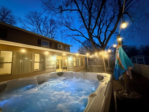 The Brady Haus • Hot Tub • King Beds • Near Mall & I-29