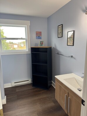 Séchoir à cheveux, serviettes fournies, savon, papier de toilette