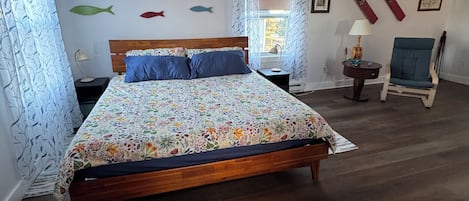 Tabla de planchar con plancha, wifi y ropa de cama