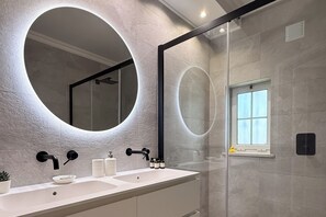 Shower, hair dryer, towels - *NOVO* Apartamento de luxo com terraço a 10 min. da praia | Vale do Lobo Resort (Faro)