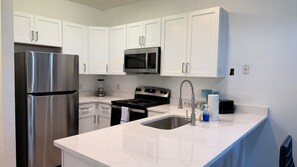 Réfrigérateur, four à micro-ondes, un four, surface de cuisson