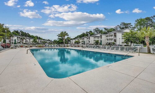 Peaceful Golf Course Retreat,2BR First-Floor Condo