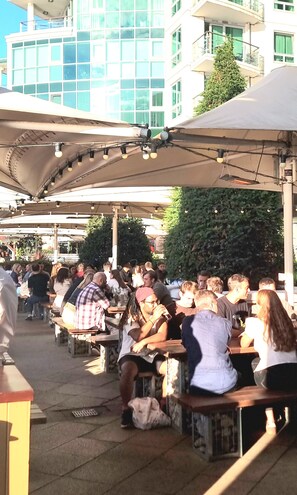 تناول الطعام بالخارج