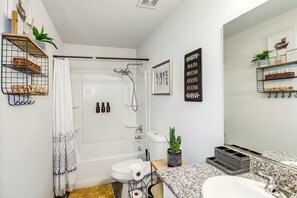 Hair dryer, towels, toilet paper - Ultimate Fun House: Private Pool & Arcade! (Bullhead City)