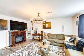 Living area - Ultimate Fun House: Private Pool & Arcade! (Bullhead City)