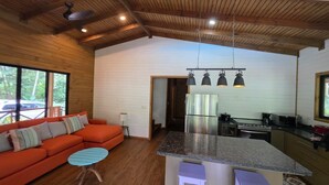 Una cucina moderna con frigorifero in acciaio inossidabile, forno a microonde e piano cottura.