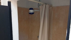 Un bagno piccolo con doccia, WC e portasciugamani.