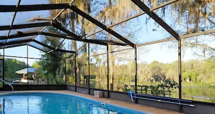 Pool Home, Dock on the Rainbow River & 7 kayaks!