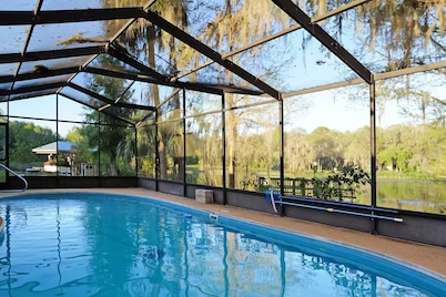 Pool Home, Dock on the Rainbow River & 7 kayaks!