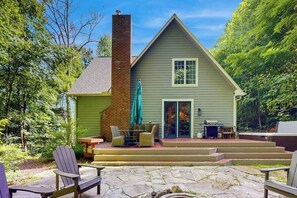 Outdoor dining - Heartwood Manor (Asheville)