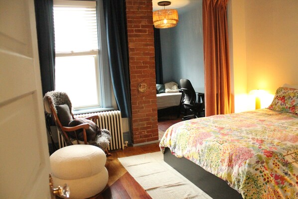 2 habitaciones, tabla de planchar con plancha, wifi y ropa de cama 