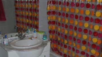 Secador de pelo y toallas