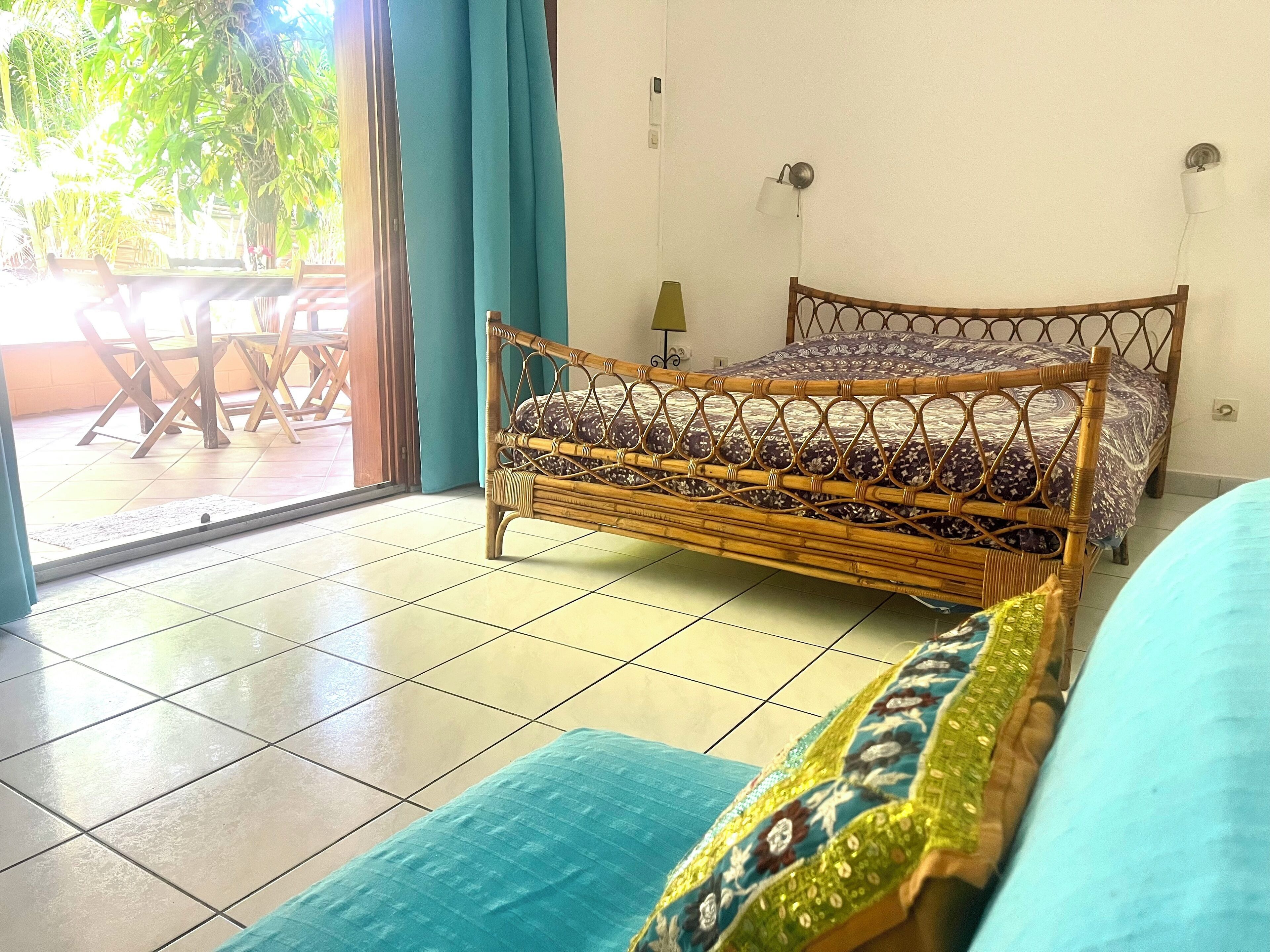 Tabla de planchar con plancha y ropa de cama