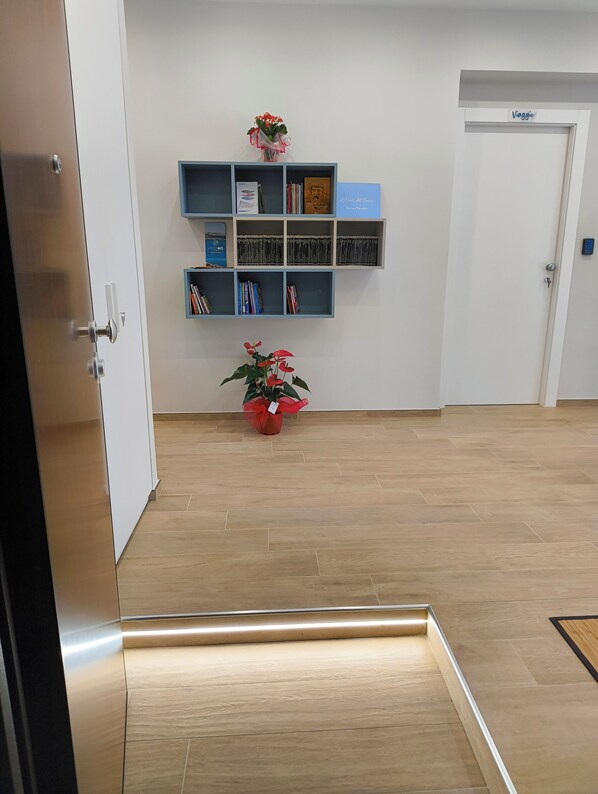 Interior - The Poet's Oasis | Travel Room (Crotone)