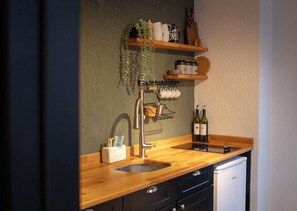 Luxury-Bungalow, eigener Pool, zum Garten hin | Eigene Kochnische | Mini-Kühlschrank, Herdplatte, Kochgeschirr/Geschirr/Besteck