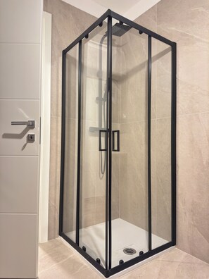 Een douche, een haardroger, een bidet, handdoeken