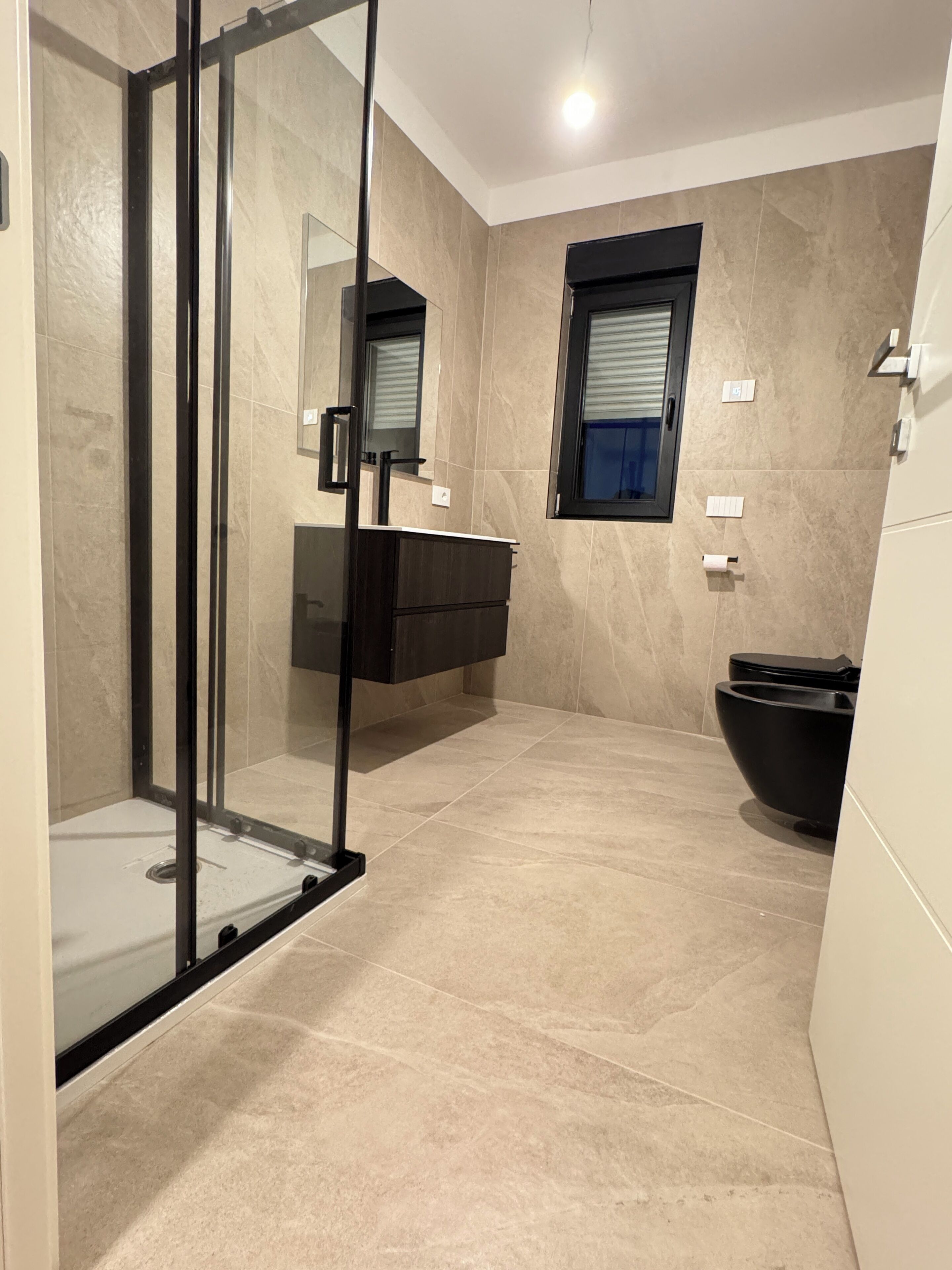 Dutxa, assecador de cabells, bidet i tovalloles 