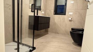 Dutxa, assecador de cabells, bidet i tovalloles