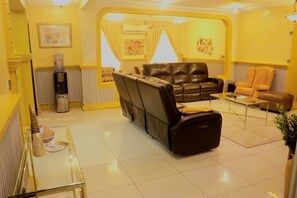 Interior - Spacious family house (Com-25 TEMA) near beaches with comfort and security. (Acca)