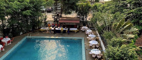 Una piscina al aire libre