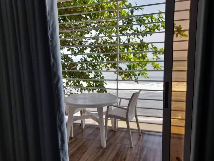Doppia Deluxe, balcone, vista mare | Cassaforte in camera, una scrivania, postazione laptop, tende oscuranti