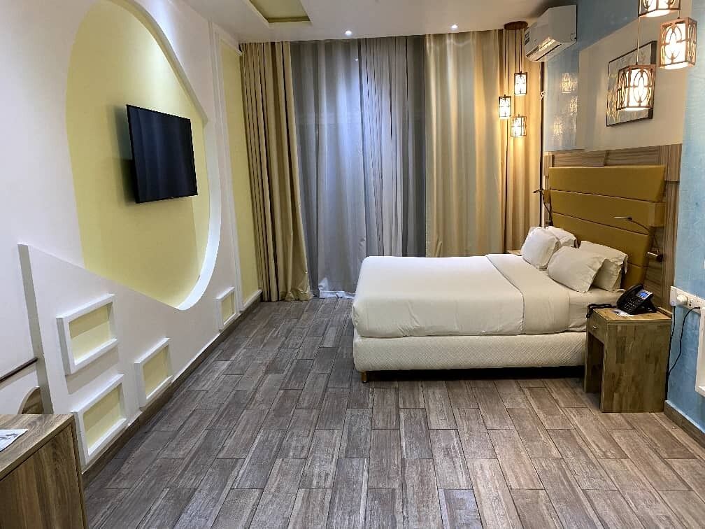 Caja de seguridad en la habitación y escritorio 