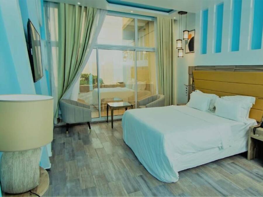 Deluxe dubbelrum - balkong - havsutsikt | VÀrdeförvaringsskÄp pÄ rummet, skrivbord och arbetsyta för laptop