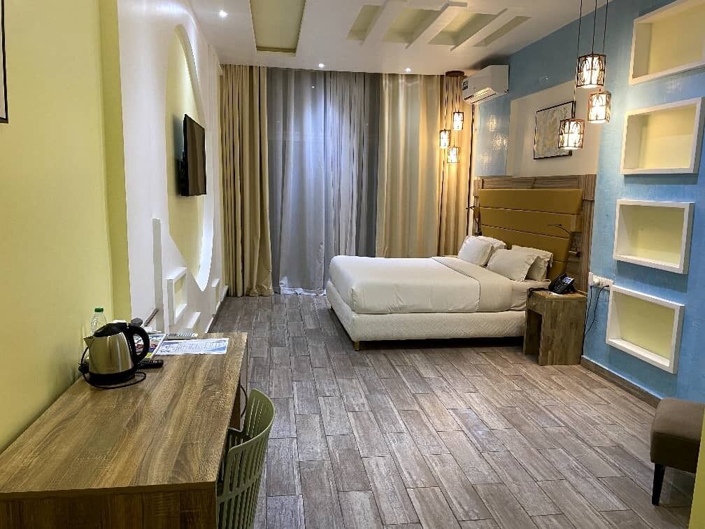 Habitación doble familiar | Caja de seguridad en la habitación y escritorio 