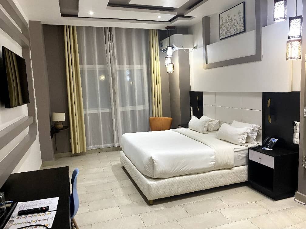 Caja de seguridad en la habitación y escritorio 