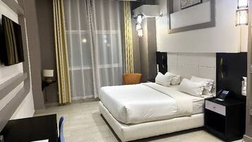 Caja de seguridad en la habitación y escritorio