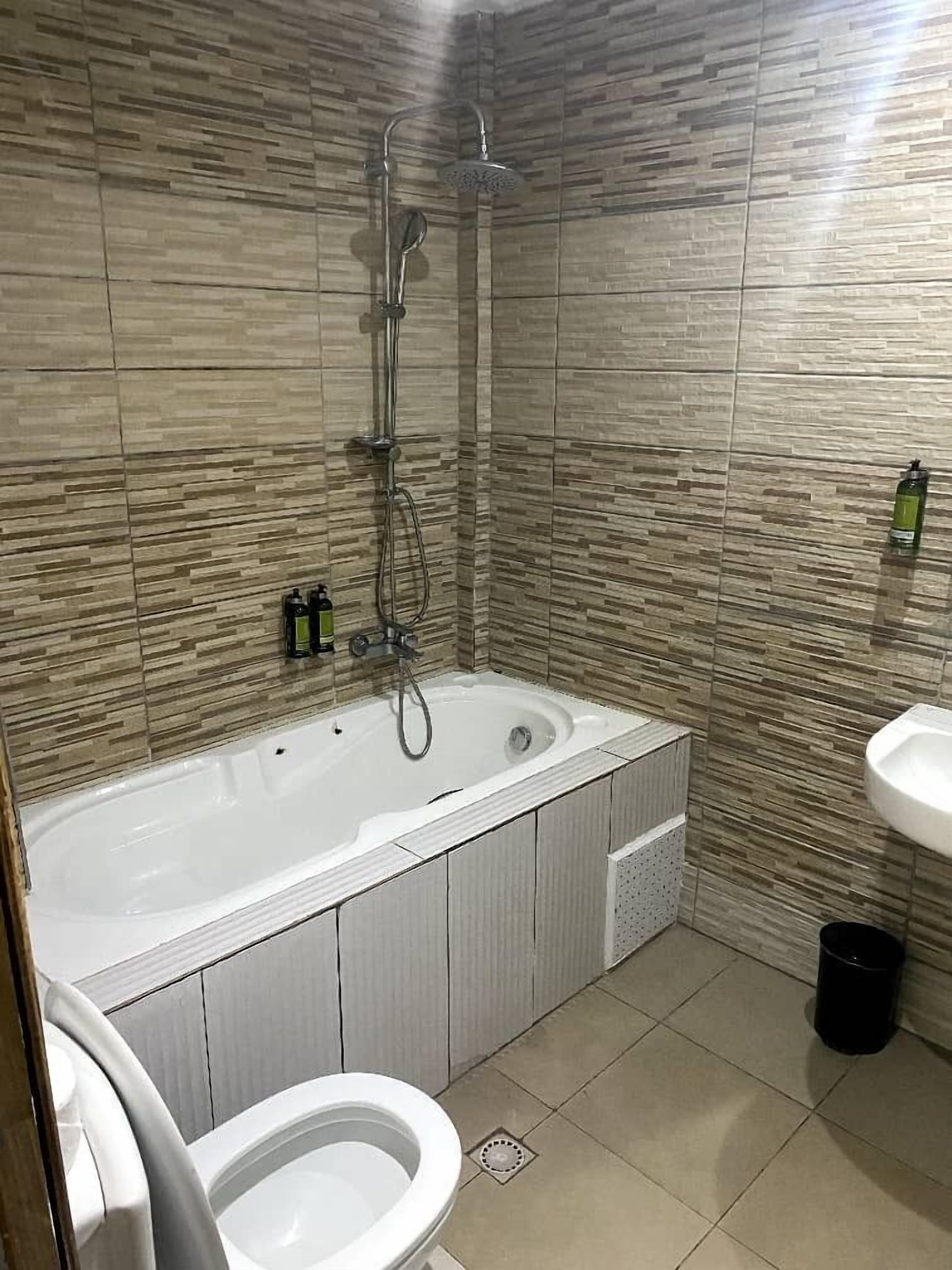 Une salle de bain avec une baignoire, des toilettes et un lavabo.