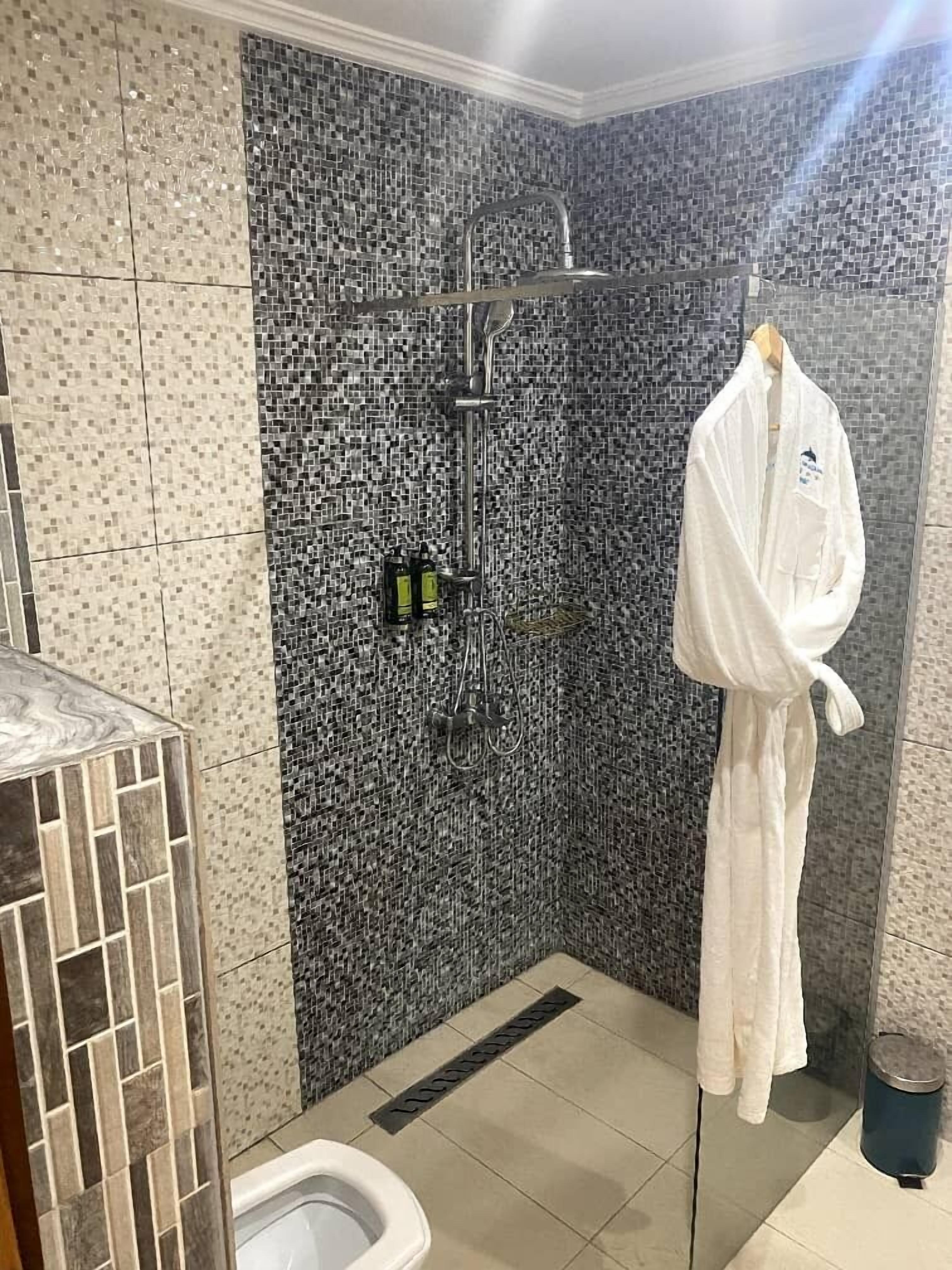 Un baño con ducha, inodoro y lavamanos.