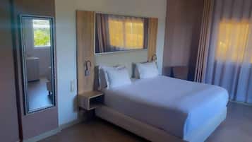 Chambre Double Deluxe, balcon, vue mer | Coffres-forts dans les chambres, bureau