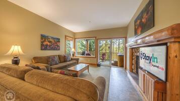 Télévision, cheminée