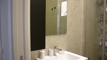 Doccia, asciugacapelli, bidet, asciugamani