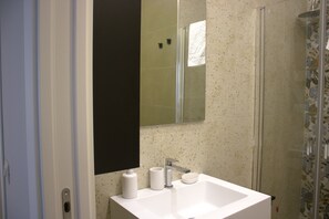 Doccia, asciugacapelli, bidet, asciugamani