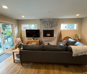 Smart TV - Beautiful 4-bedroom house in quiet Aptos perfect for relaxing stays! (Aptos)