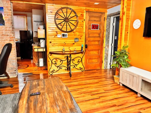 Cozy 2-Bedrooms Apartment In Historic Syracuse. 
Vintage Charms & Modern Comfort