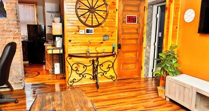 Cozy 2-Bedrooms Apartment In Historic Syracuse.
Vintage Charms & Modern Comfort