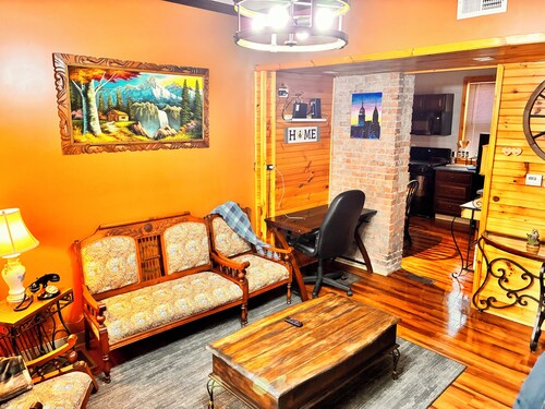 Cozy 2-Bedrooms Apartment In Historic Syracuse. 
Vintage Charms & Modern Comfort