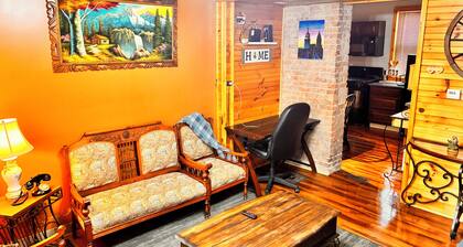 Cozy 2-Bedrooms Apartment In Historic Syracuse.
Vintage Charms & Modern Comfort